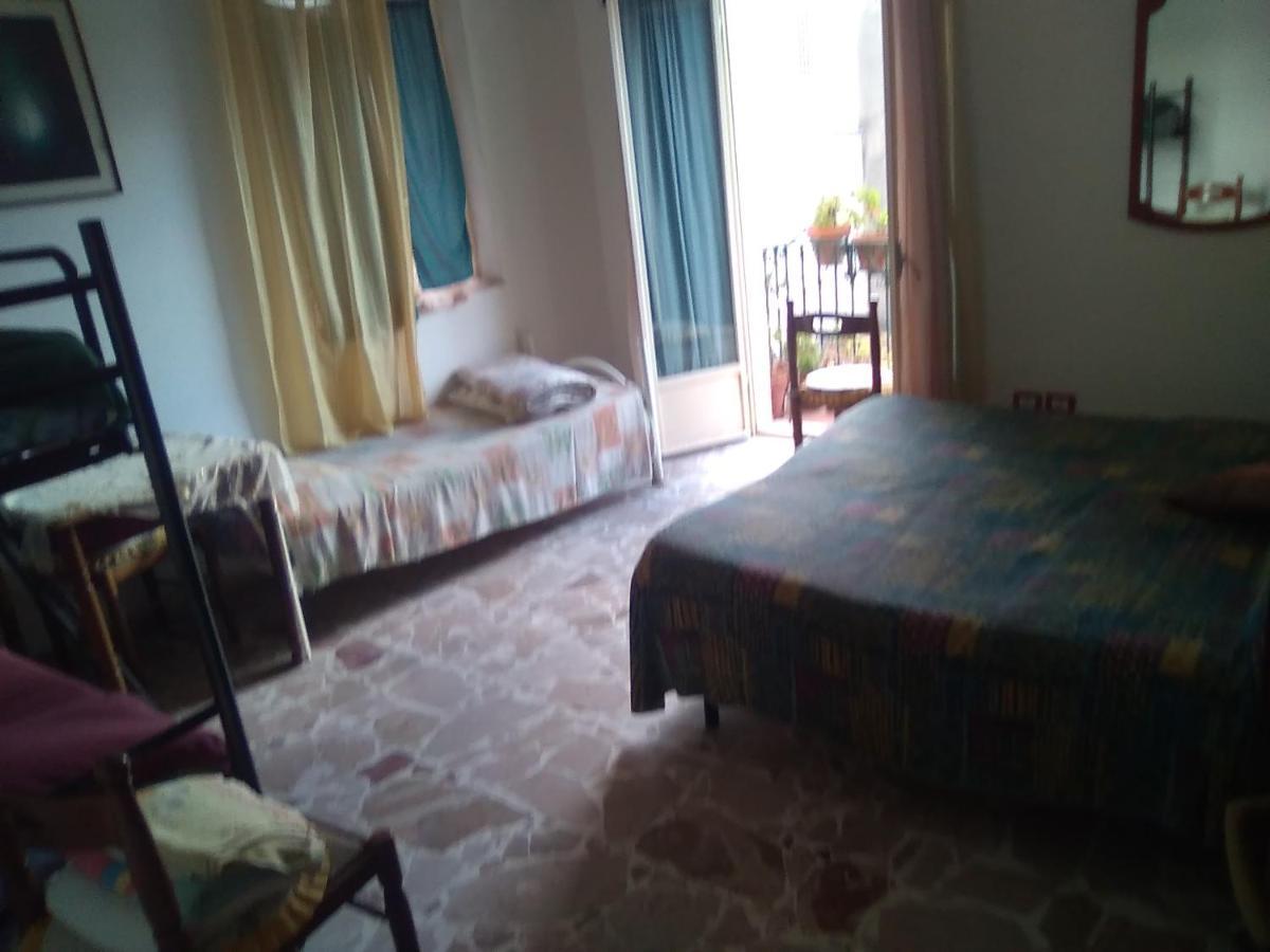 Room In Guest Room - Single Room With Shared Bathroom Taormina Exteriér fotografie